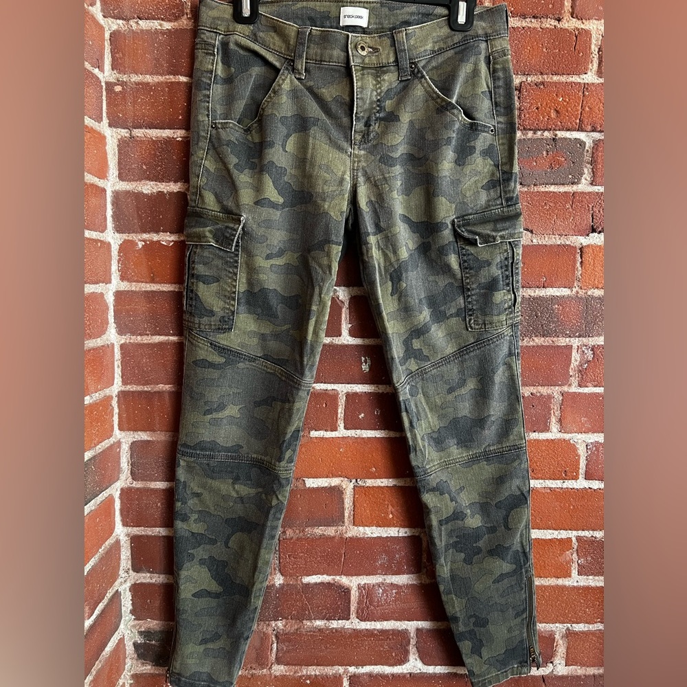 Sneak Peek Low Rise Camp Ankle Jeans Size 7